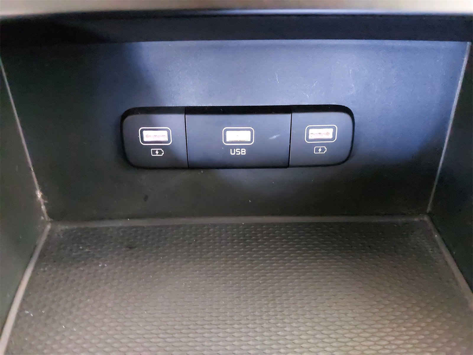 Used 2024 Kia Carnival LX image 28