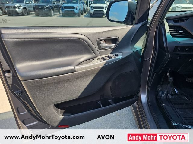 Used 2015 Toyota Sienna SE Premium FWD image 11
