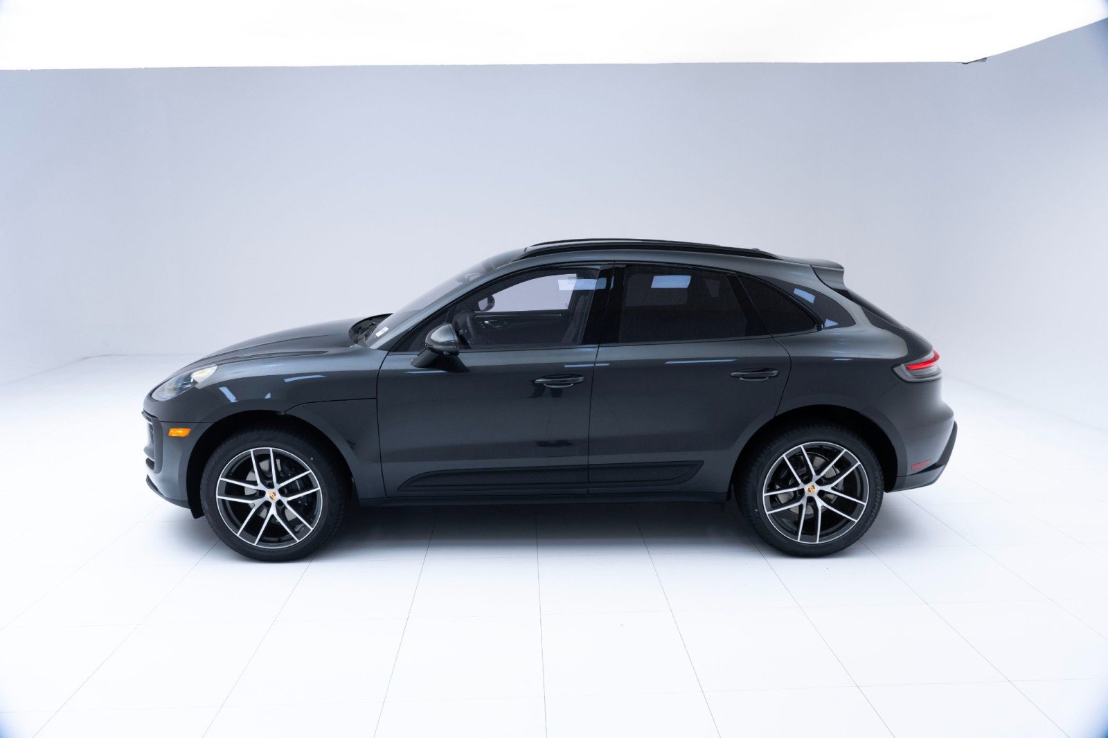 Certified 2025 Porsche Macan image 2