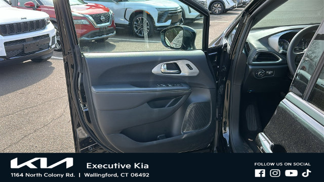 Used 2025 Chrysler Pacifica Limited FWD image 8