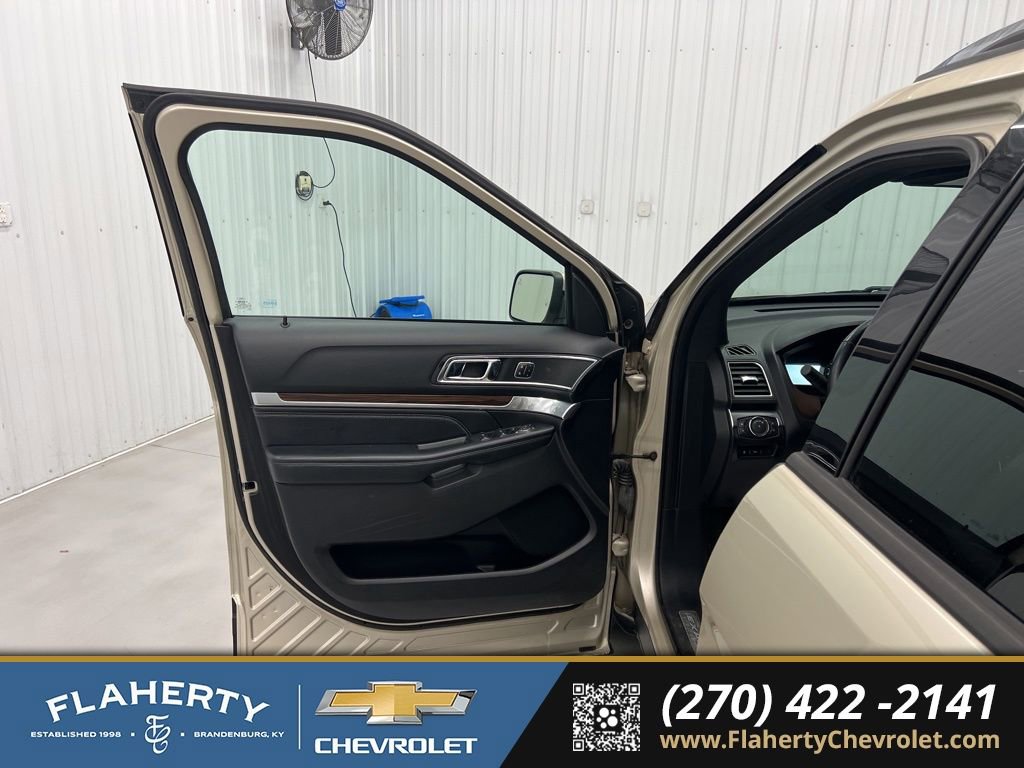 Used 2017 Ford Explorer Limited w/ Equipment Group 301A image 8