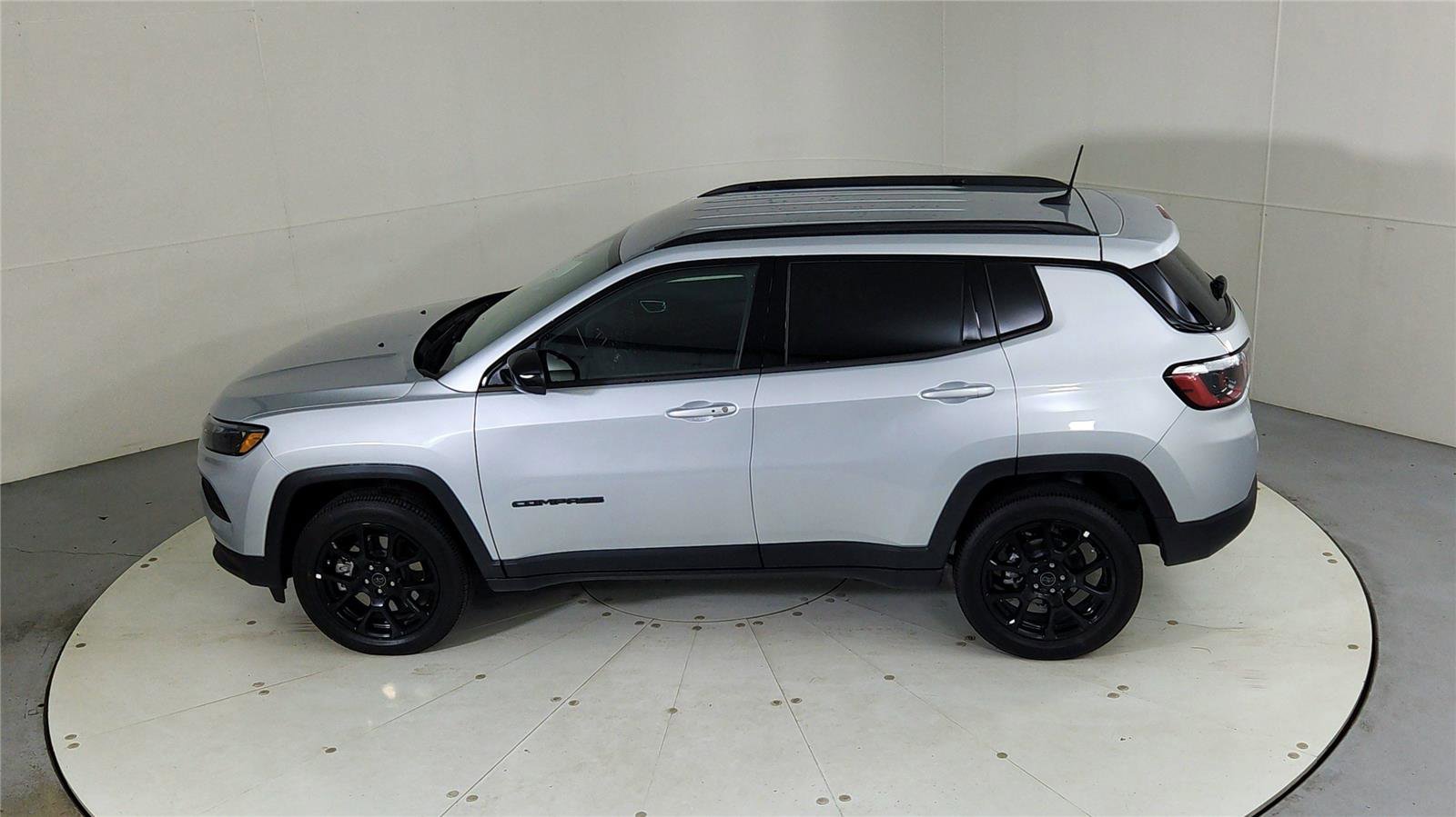 Used 2025 Jeep Compass Latitude w/ Convenience Group image 38