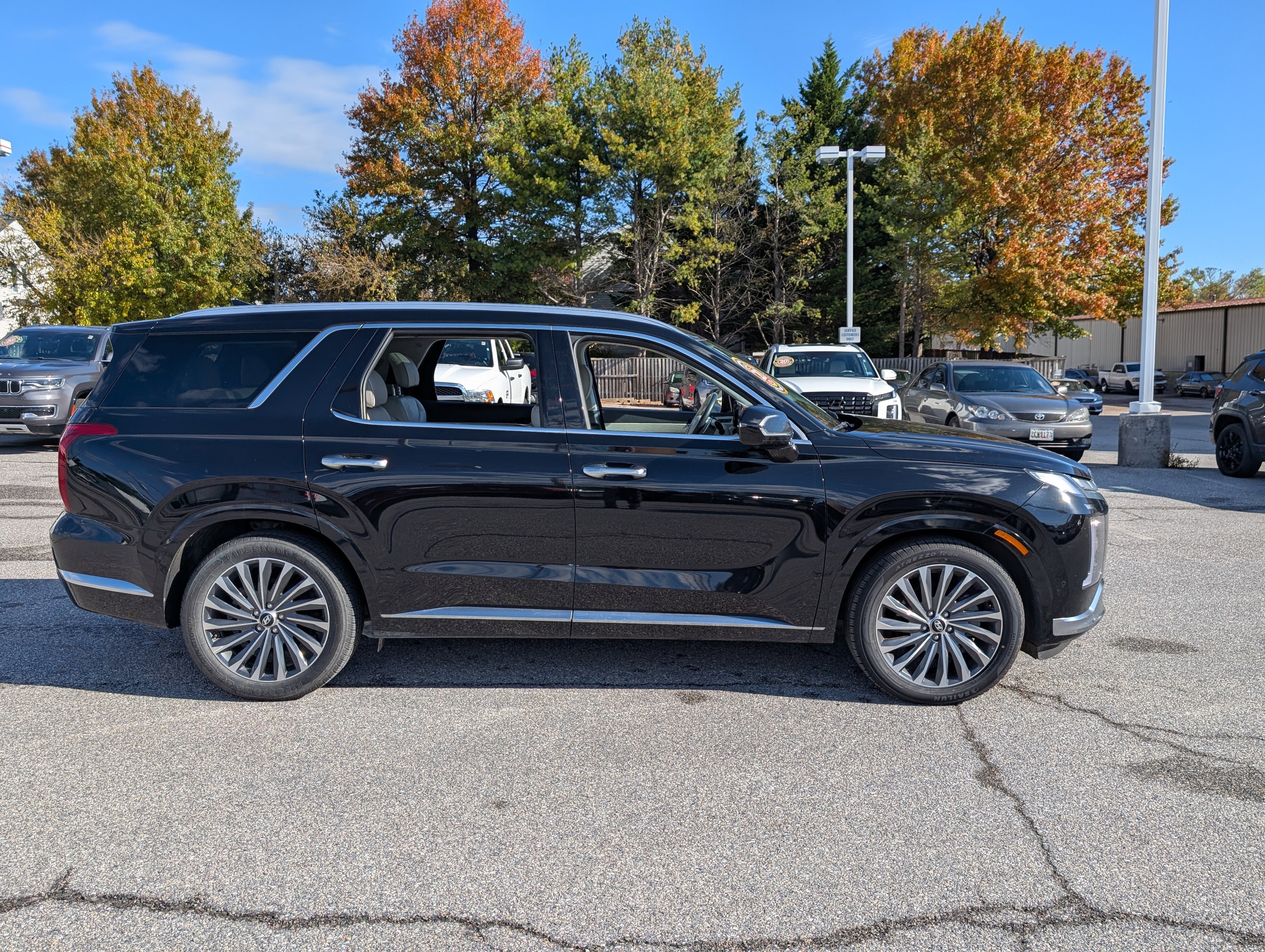 Used 2024 Hyundai Palisade Calligraphy image 2