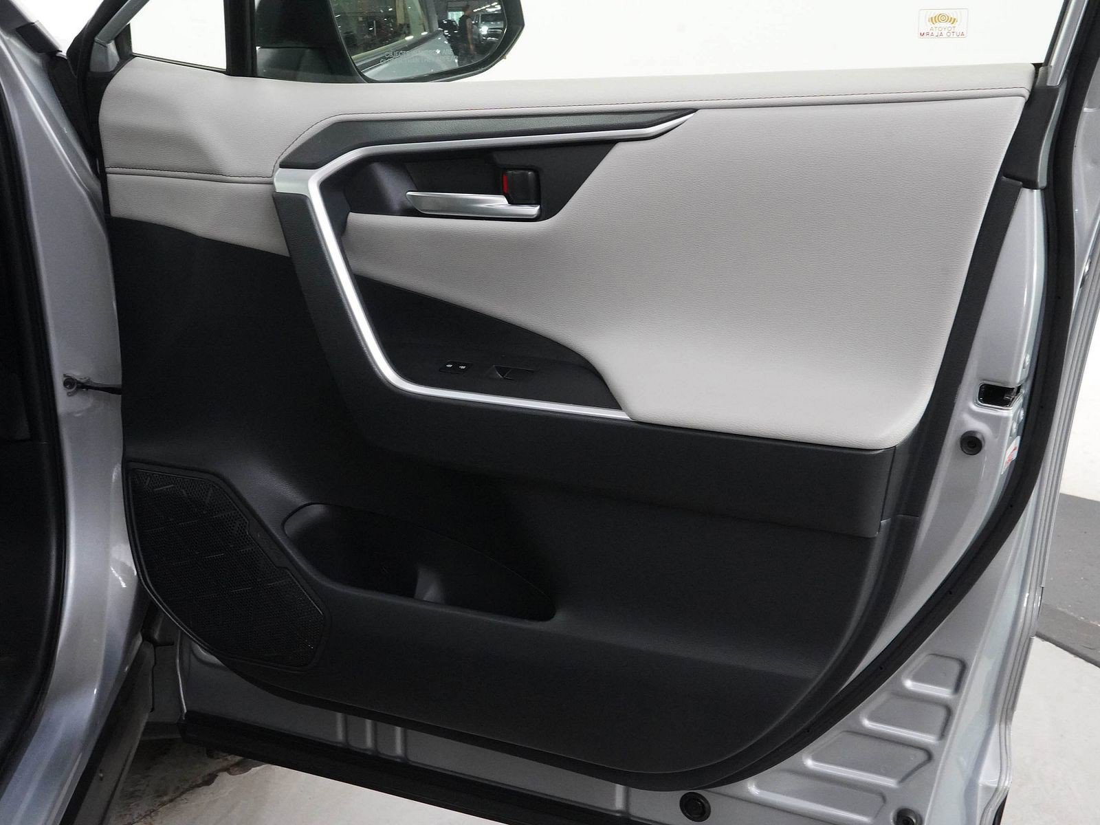 Used 2019 Toyota RAV4 Limited w/ Cold Weather Package AWD/4WD image 9