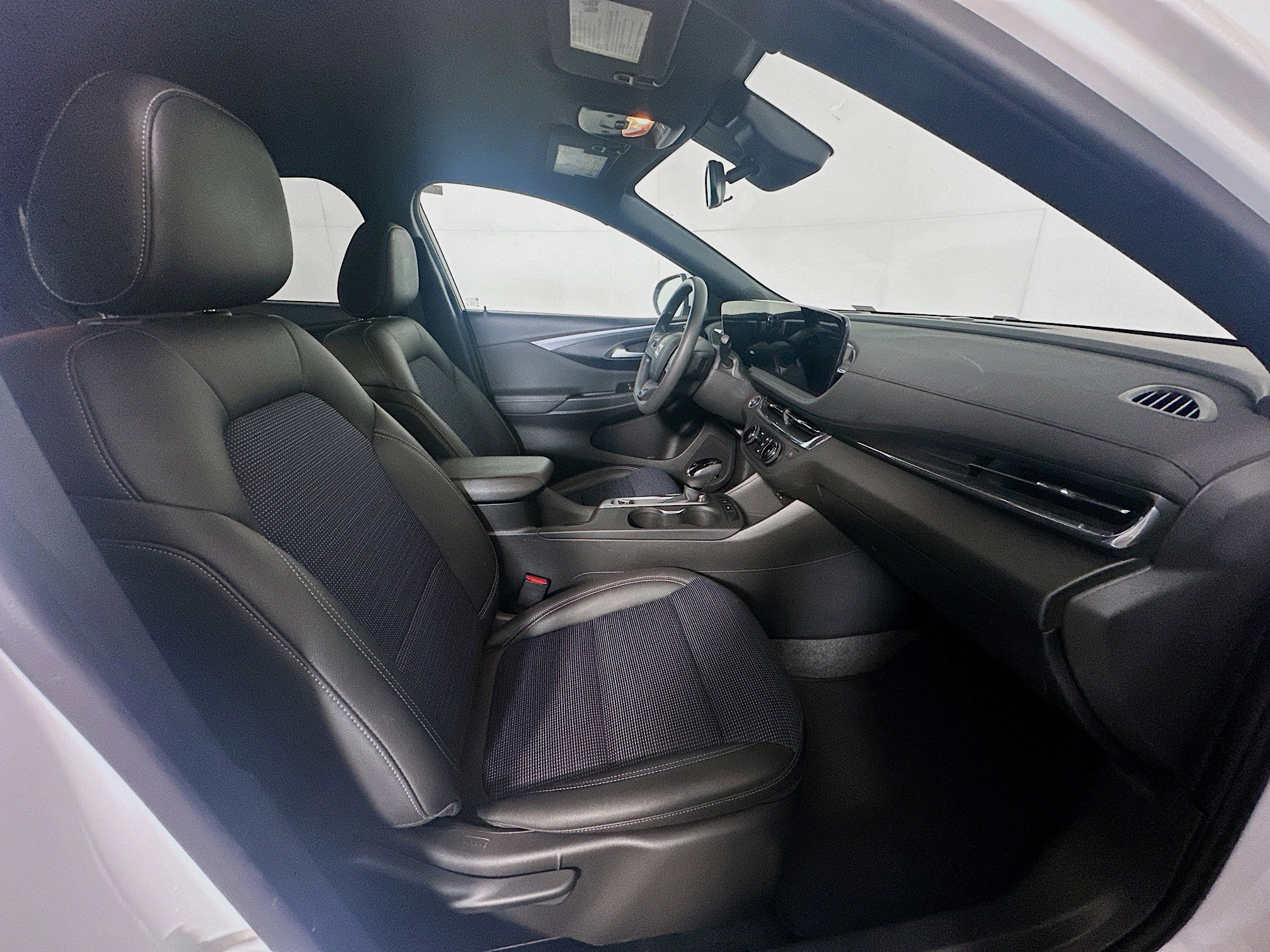 Used 2025 Buick Envista Preferred FWD image 30