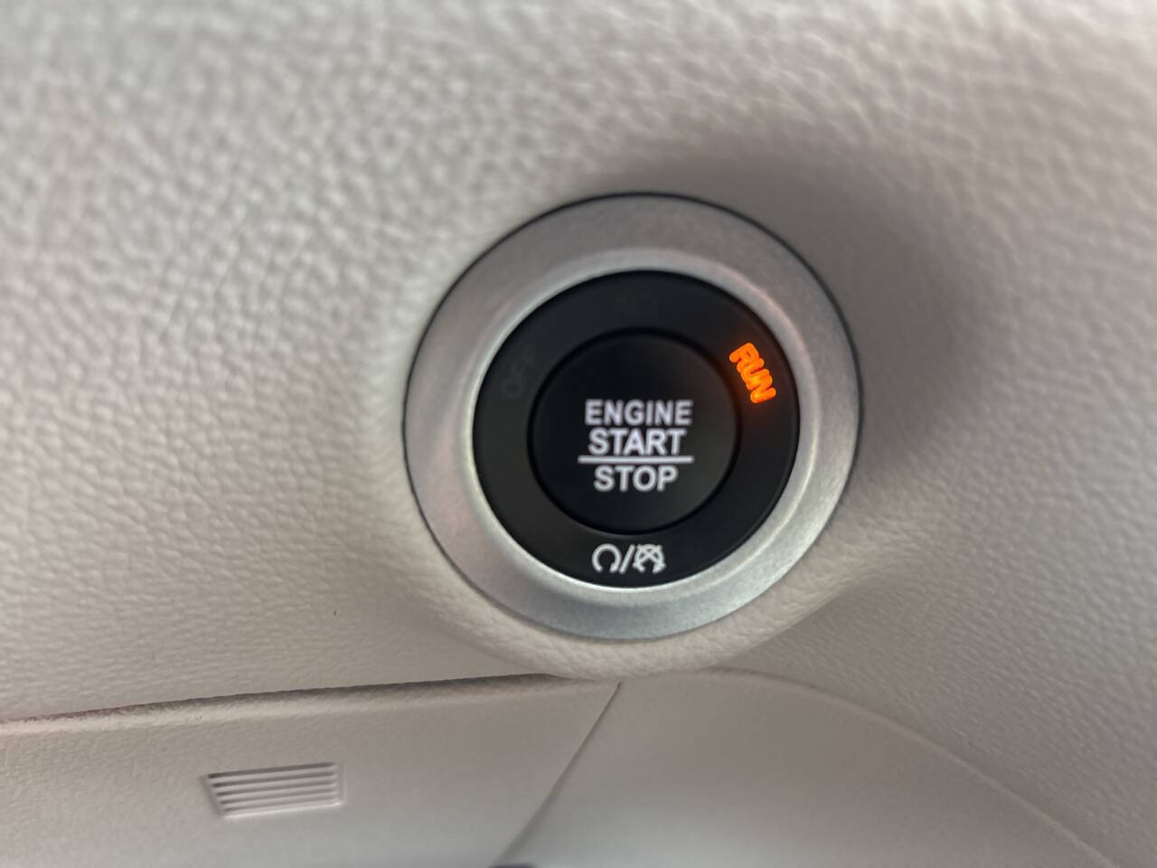 Used 2020 Chrysler Pacifica Limited w/ Advanced Safetytec Group FWD image 13