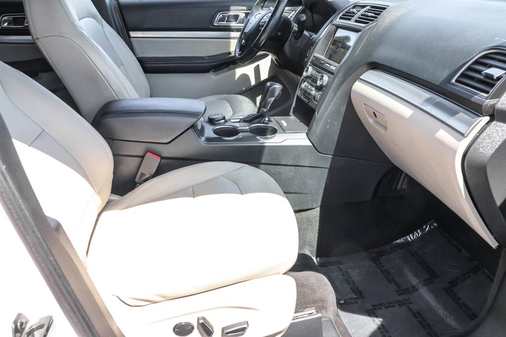 Used 2018 Ford Explorer XLT w/ Equipment Group 202A AWD/4WD image 41
