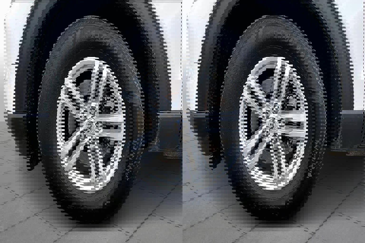 Used 2022 Ford Explorer XLT w/ Equipment Group 202A image 11