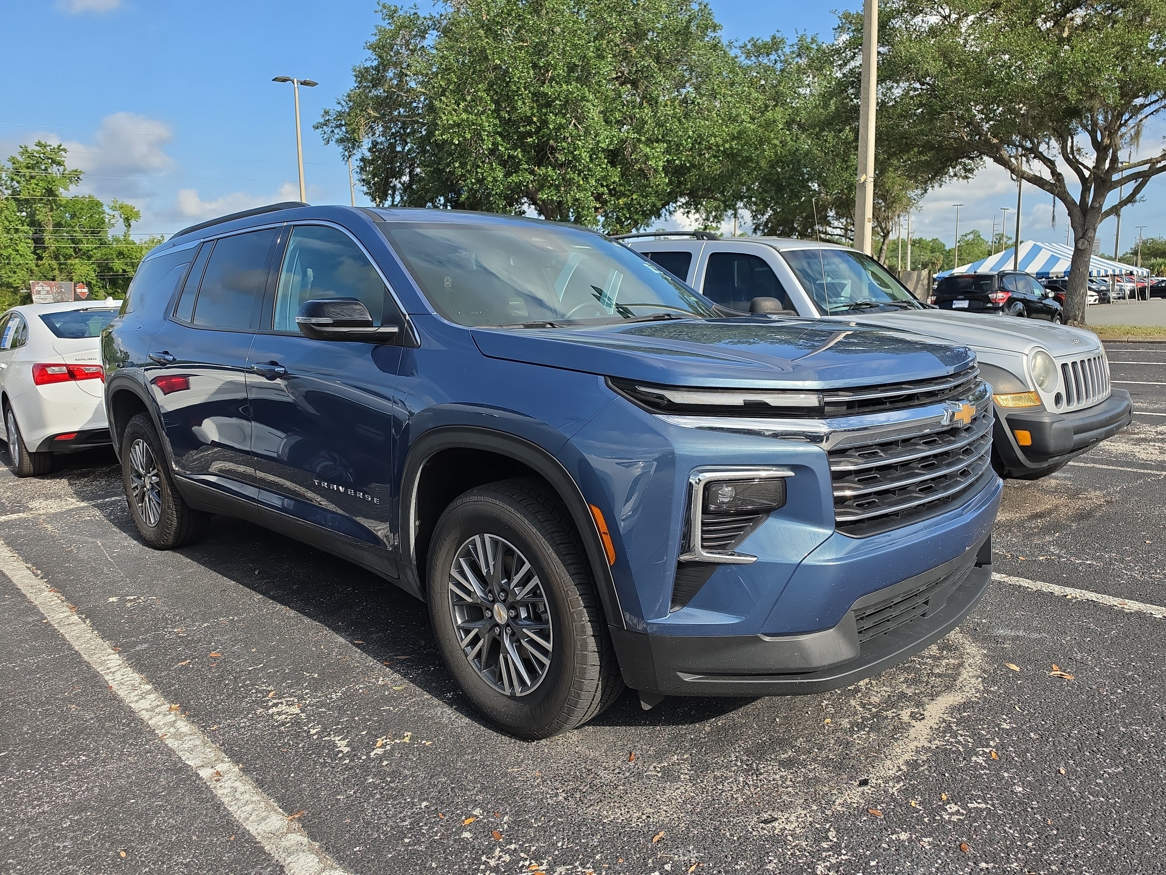 Used 2025 Chevrolet Traverse LT FWD image 2