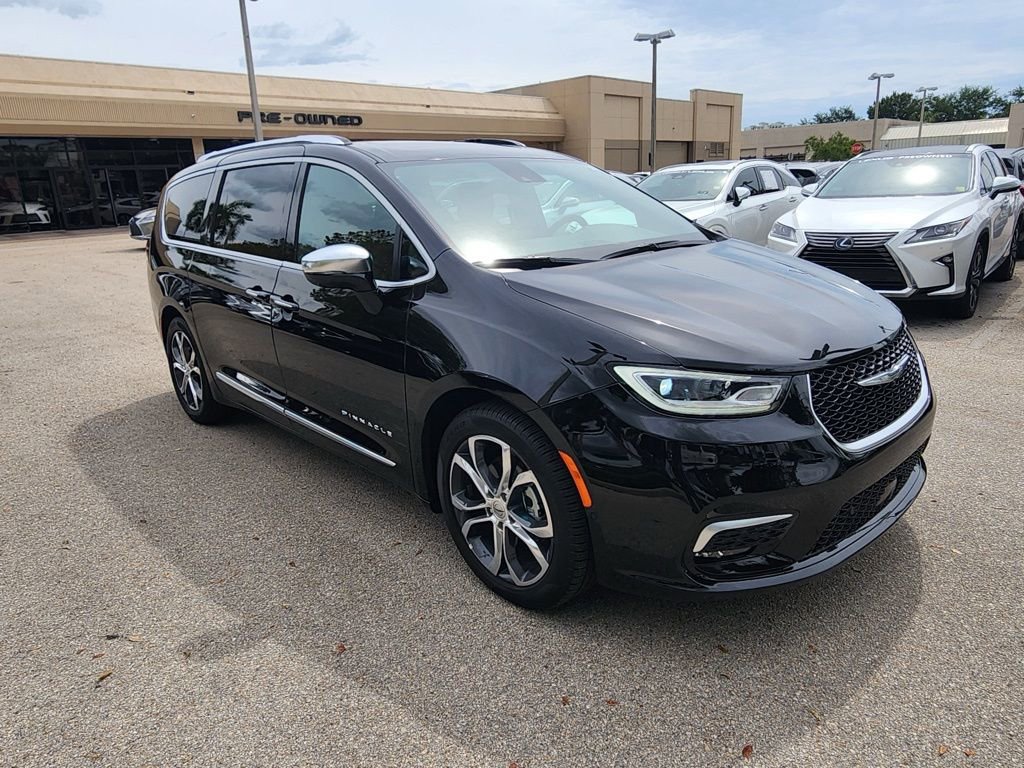 Used 2024 Chrysler Pacifica Pinnacle w/ Trailer Tow Group FWD image 1