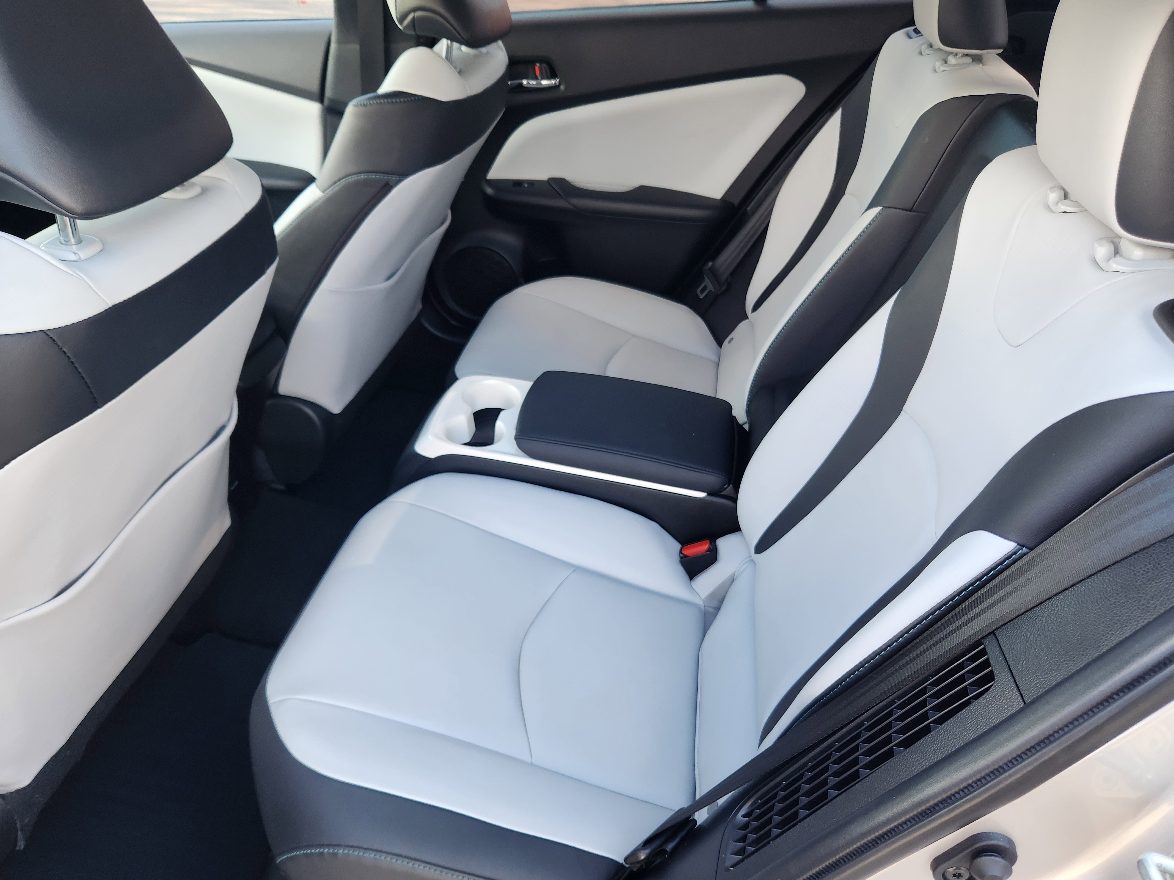 Used 2018 Toyota Prius Prime Premium image 15