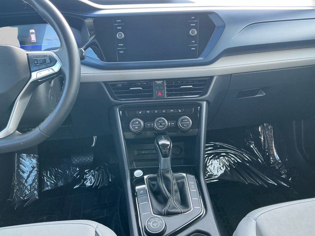 Used 2024 Volkswagen Taos SE image 11