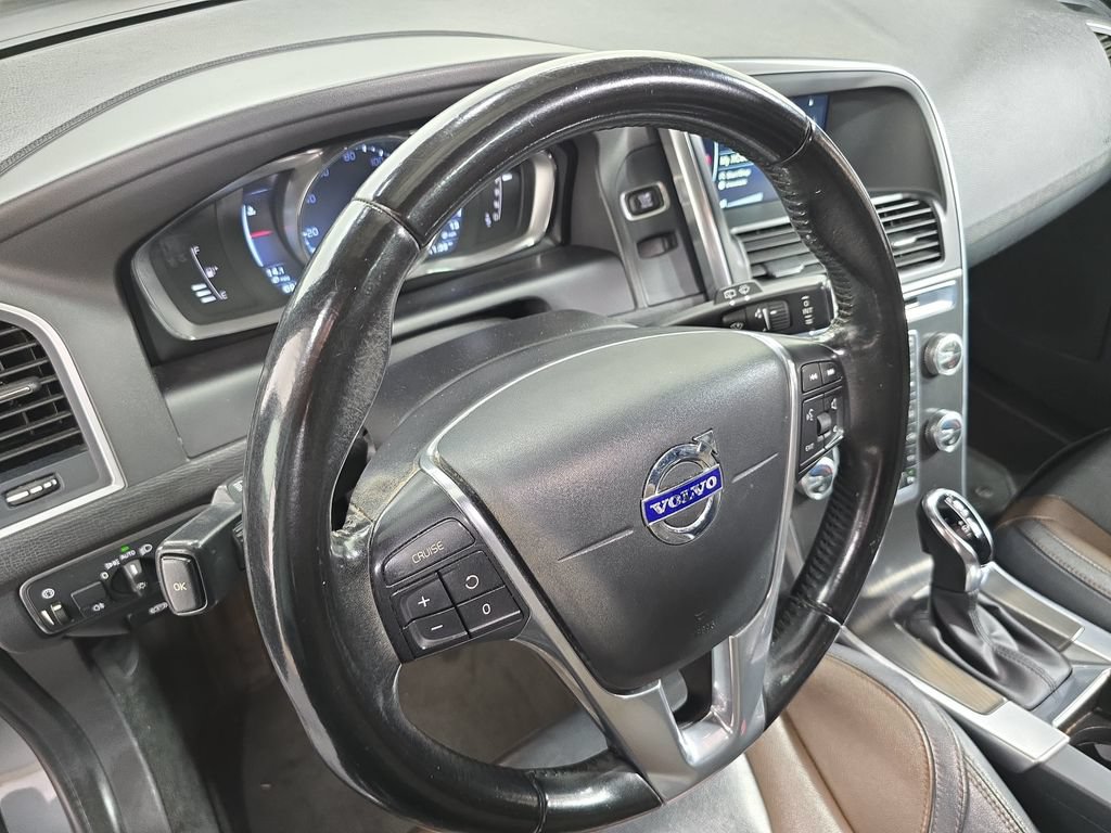Used 2016 Volvo XC60 T5 Premier w/ Proximity Package FWD image 4