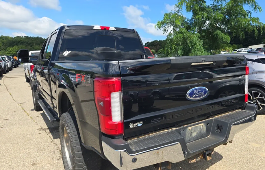 Used 2017 Ford F250 Lariat w/ Lariat Ultimate Package AWD/4WD image 2