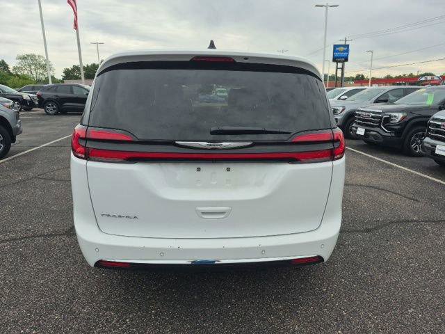 Used 2025 Chrysler Pacifica Select FWD image 6