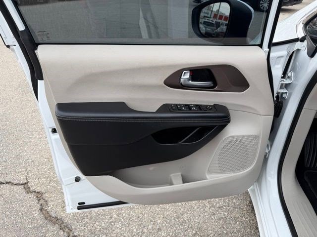 Used 2022 Chrysler Voyager LX FWD image 9