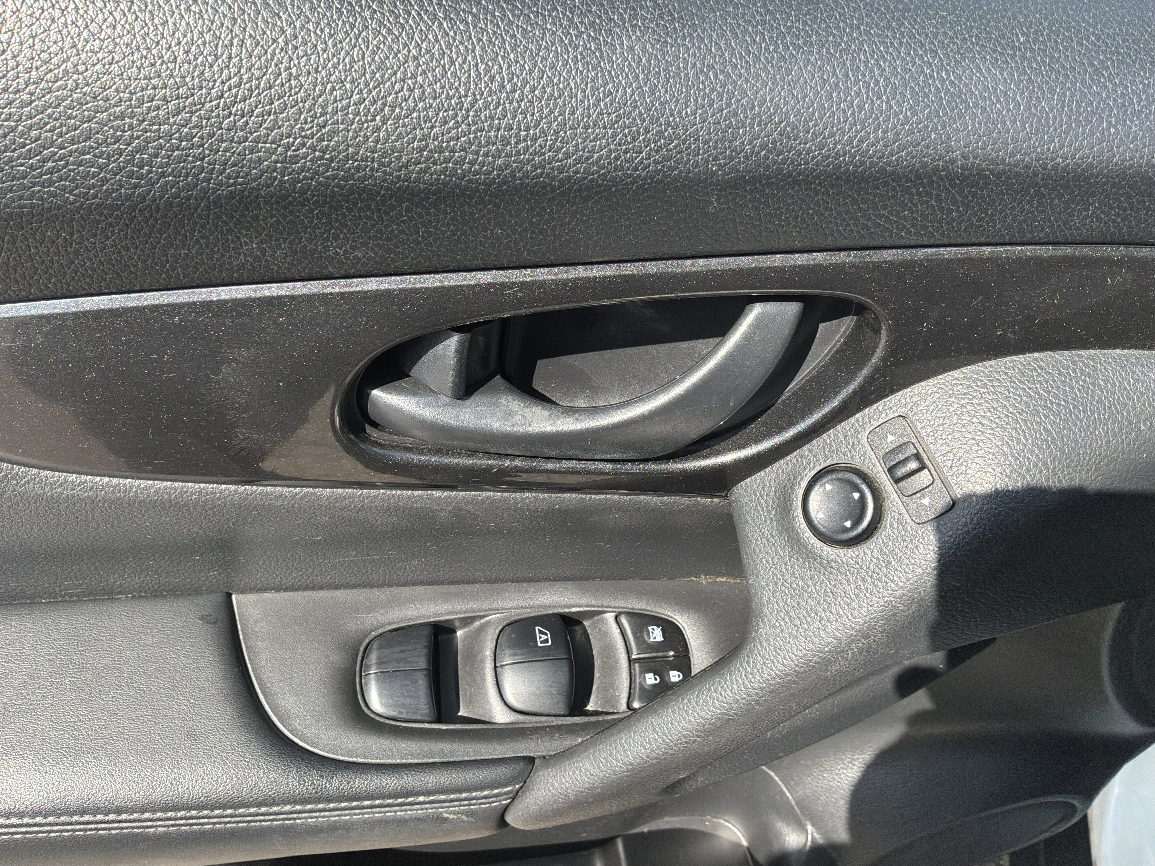 Used 2019 Nissan Rogue S image 22