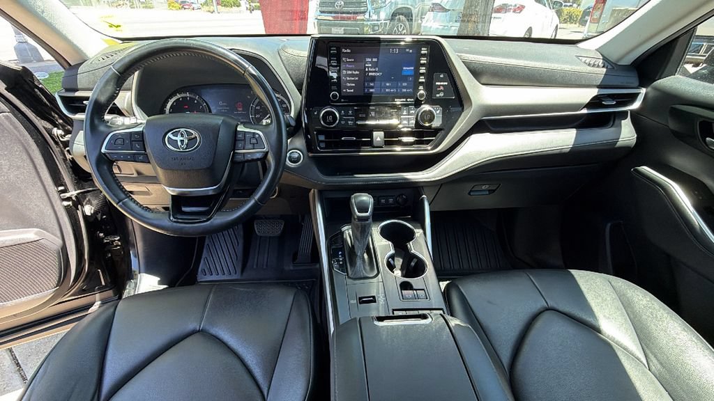 Used 2021 Toyota Highlander XLE FWD image 18