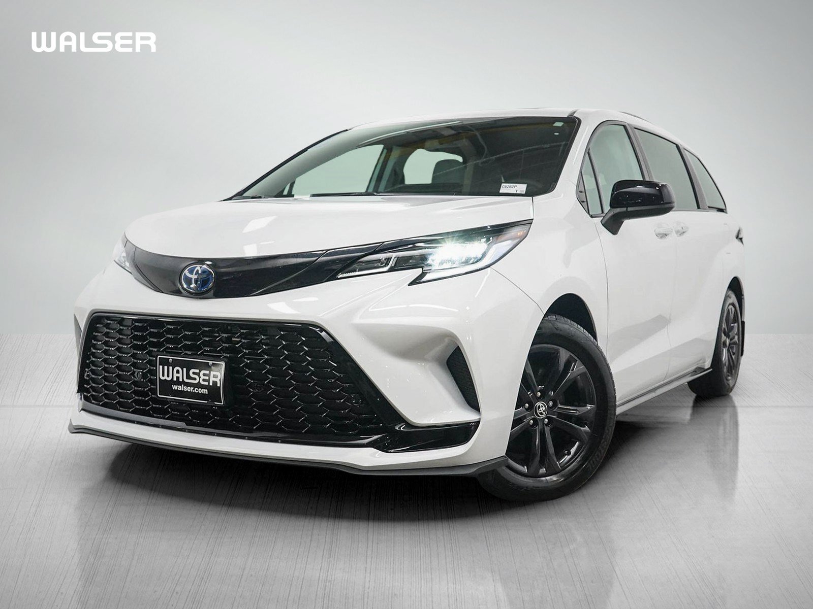 Used 2025 Toyota Sienna XSE AWD/4WD image 1
