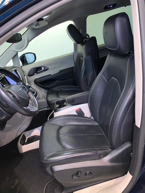 Used 2022 Chrysler Pacifica Touring-L w/ Uconnect Theater Family Group image 16