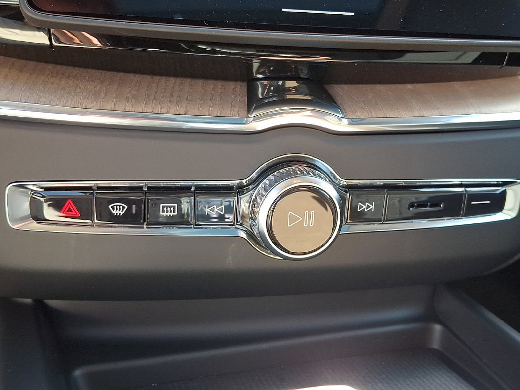 New 2027 Volvo XC60 B5 Plus AWD/4WD image 13