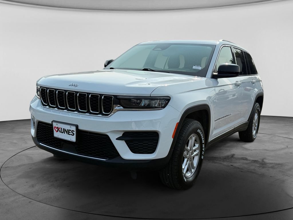 Used 2024 Jeep Grand Cherokee Laredo AWD/4WD image 5