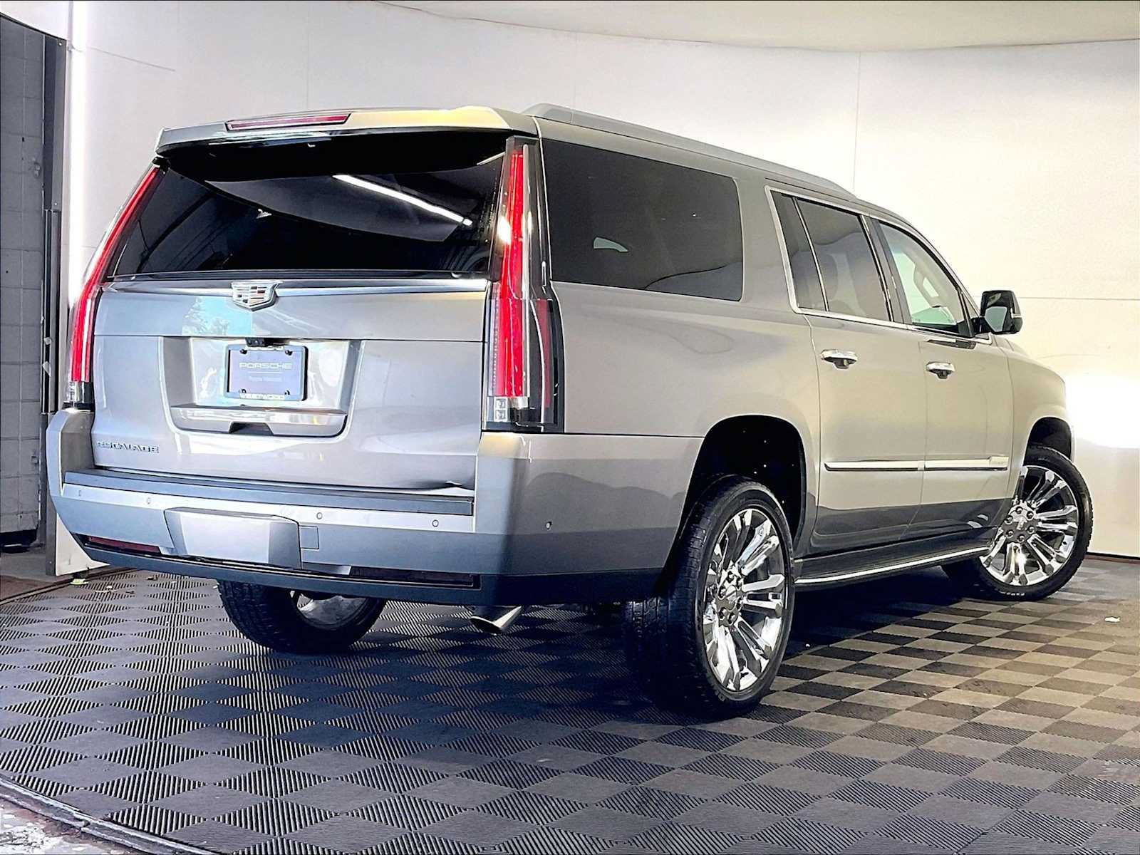 Used 2019 Cadillac Escalade ESV Premium Luxury w/ LPO, Radiant Package AWD/4WD image 7