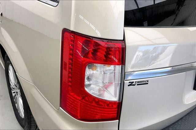 Used 2014 Chrysler Town & Country Touring-L w/ Trailer Tow Group FWD image 26