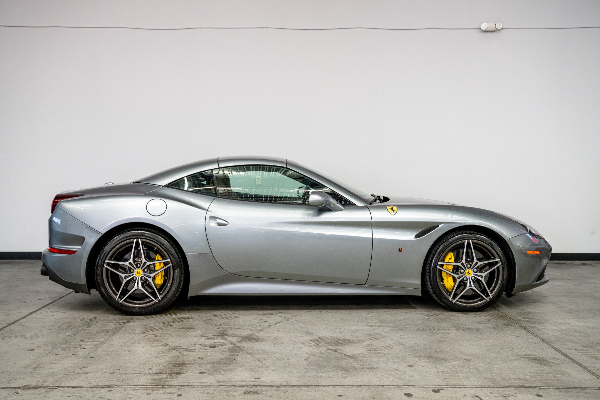 Used 2017 Ferrari California T RWD image 17