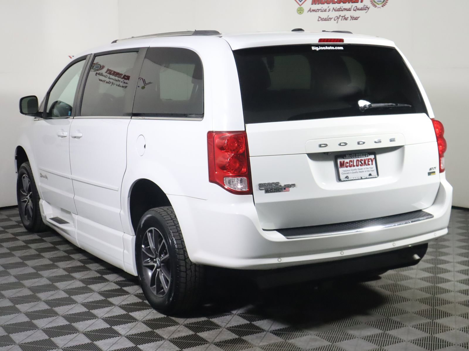 Used 2017 Dodge Grand Caravan SXT w/ Rear Park Assist Package image 24