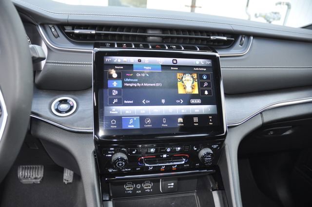 Used 2024 Jeep Grand Cherokee Overland w/ Luxury Tech Group IV image 28