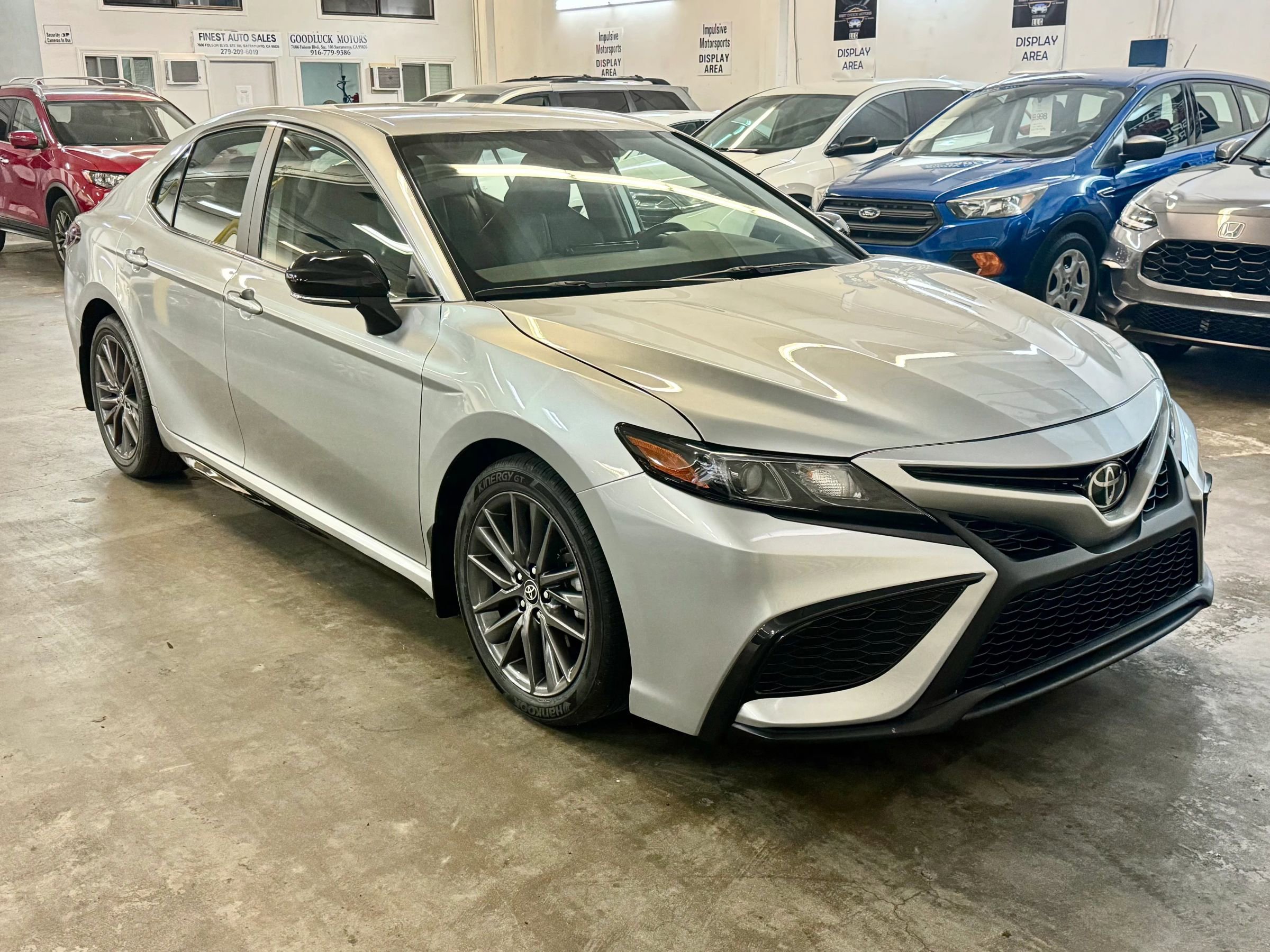 Used 2023 Toyota Camry SE image 3