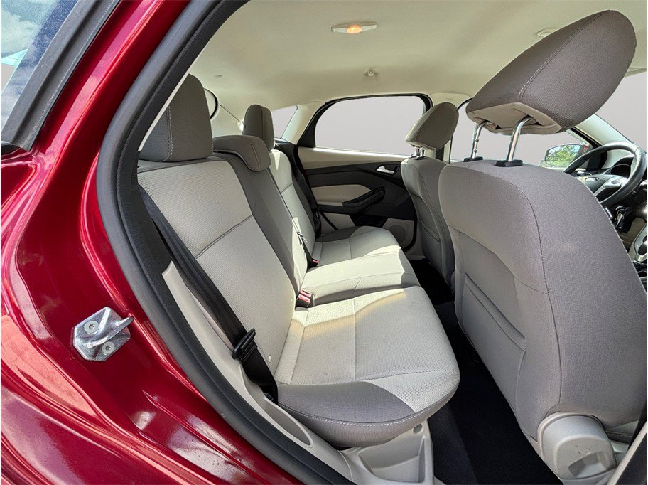Used 2014 Ford Focus SE w/ SE Winter Package image 29