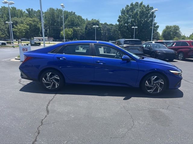 Used 2025 Hyundai Elantra SEL FWD image 2