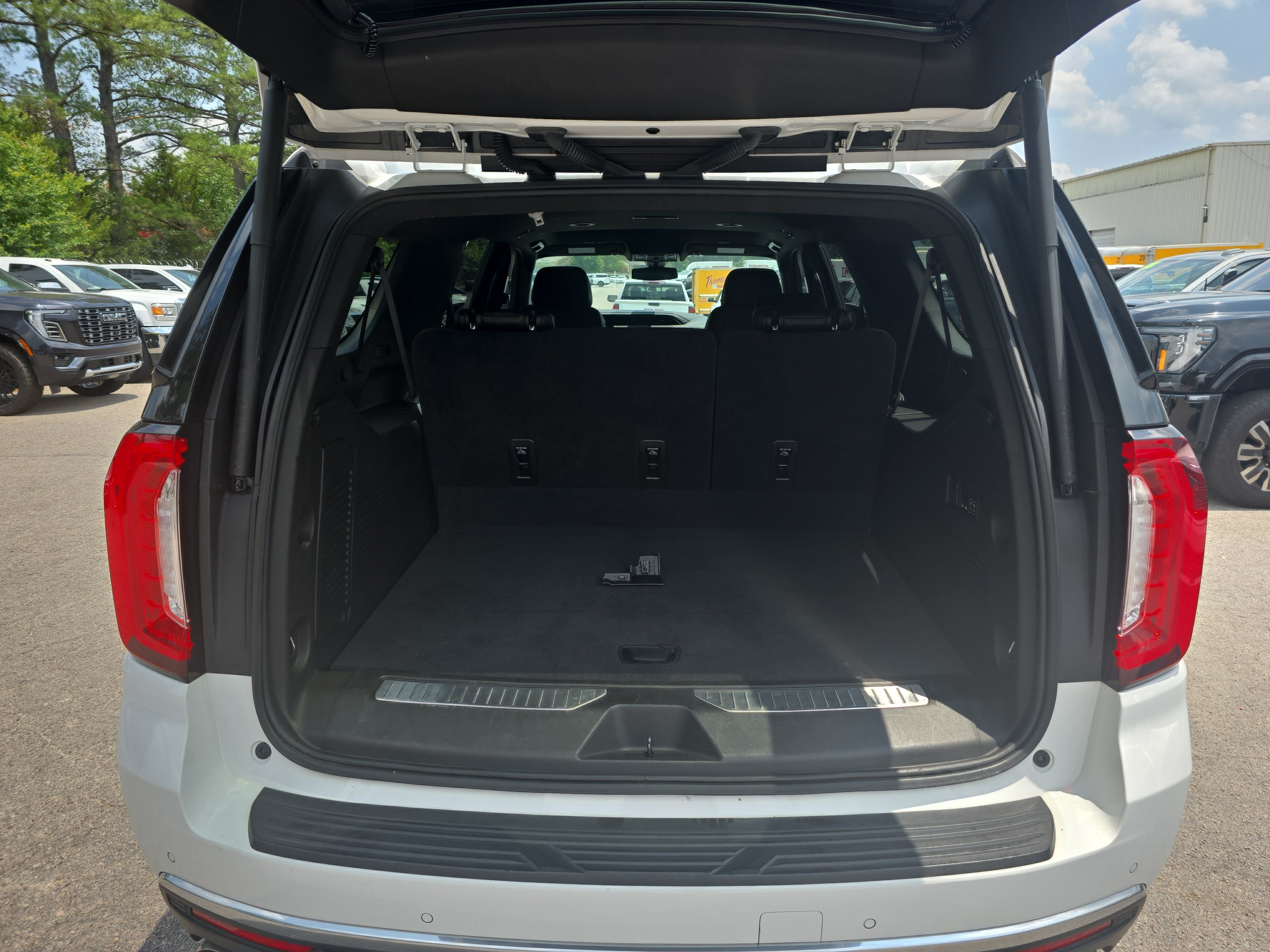 Used 2021 GMC Yukon XL Denali RWD image 13