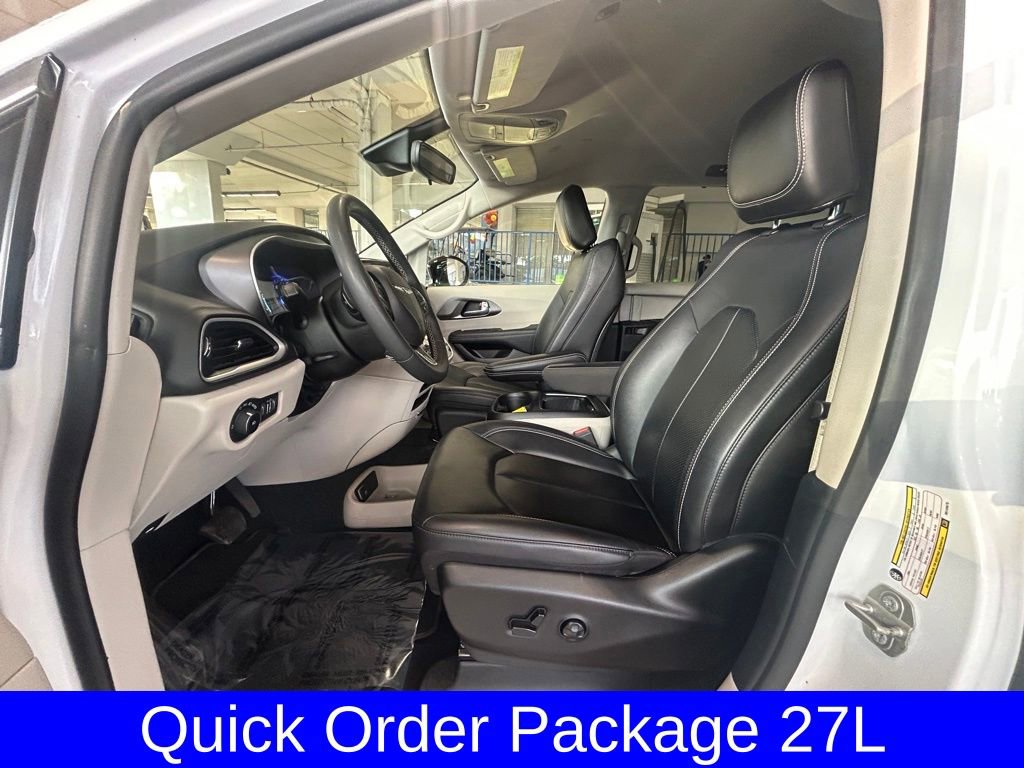 Used 2024 Chrysler Pacifica Touring-L image 10