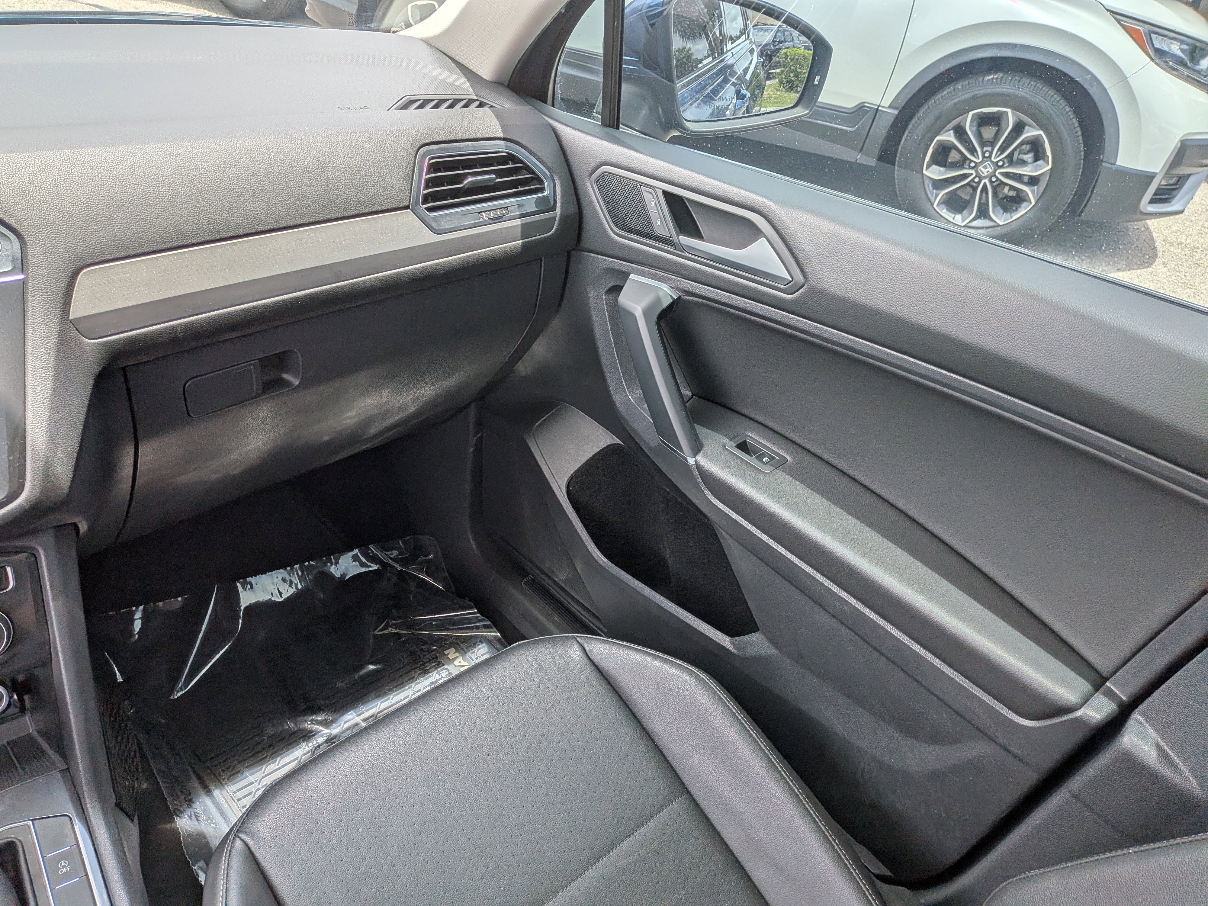 Used 2020 Volkswagen Tiguan SEL AWD/4WD image 19