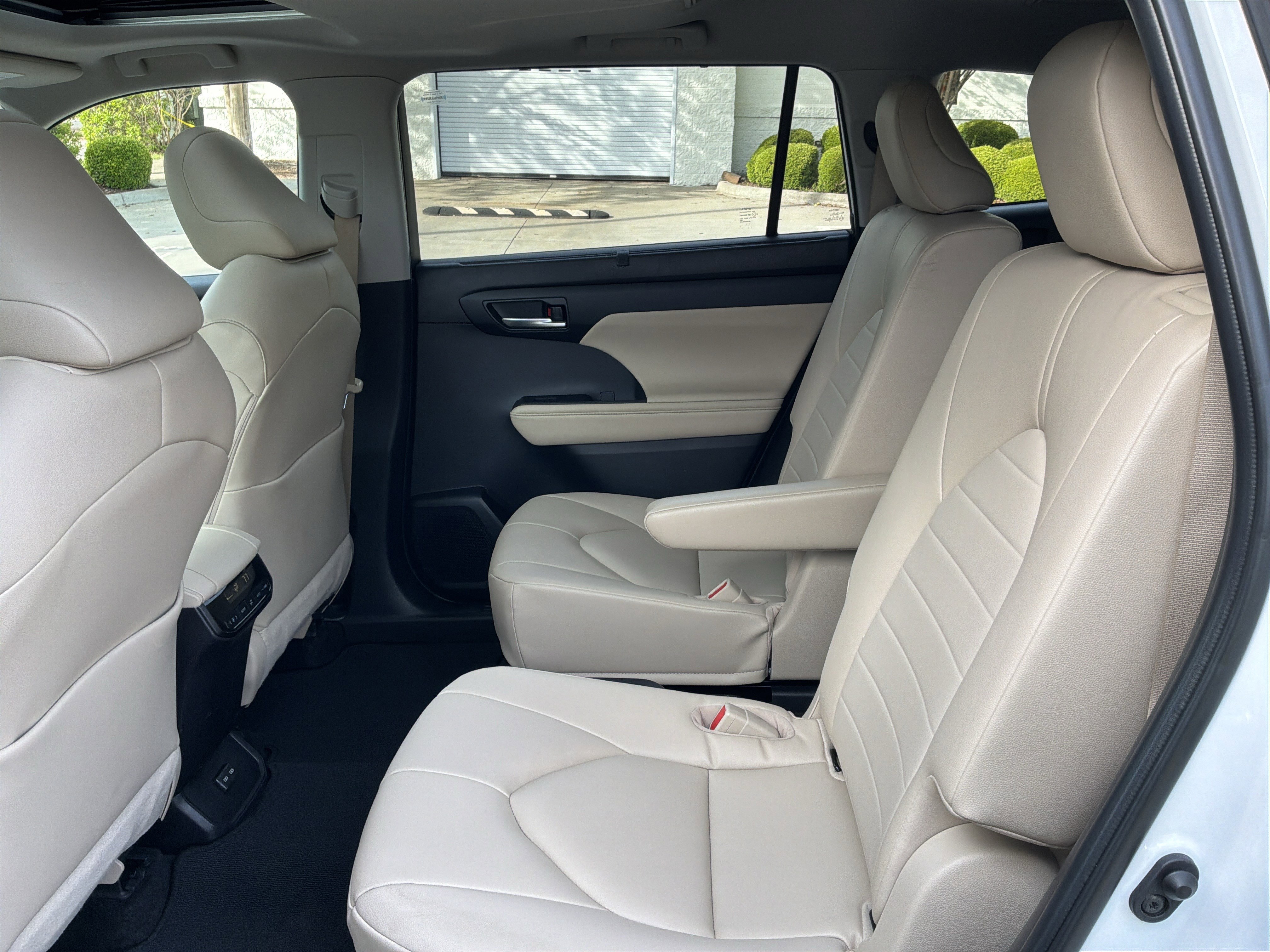 Used 2023 Toyota Highlander XLE image 32