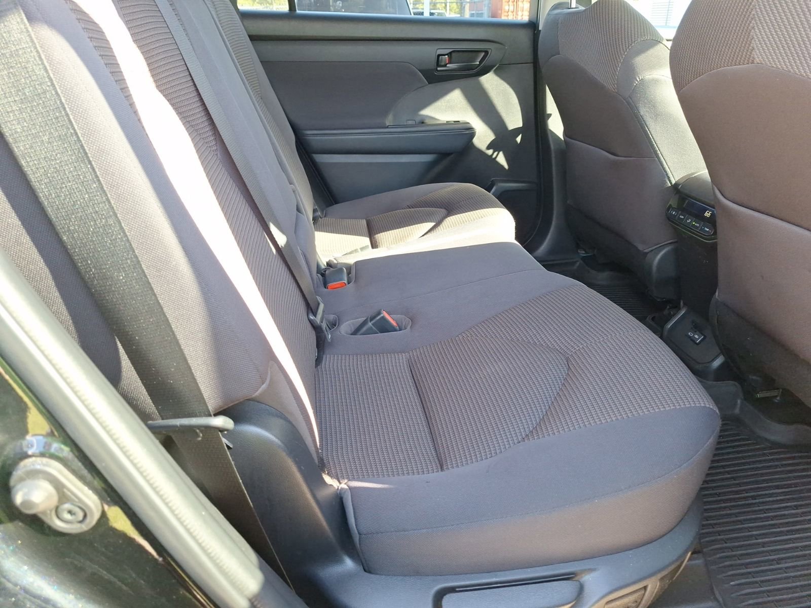 Used 2022 Toyota Highlander L image 28