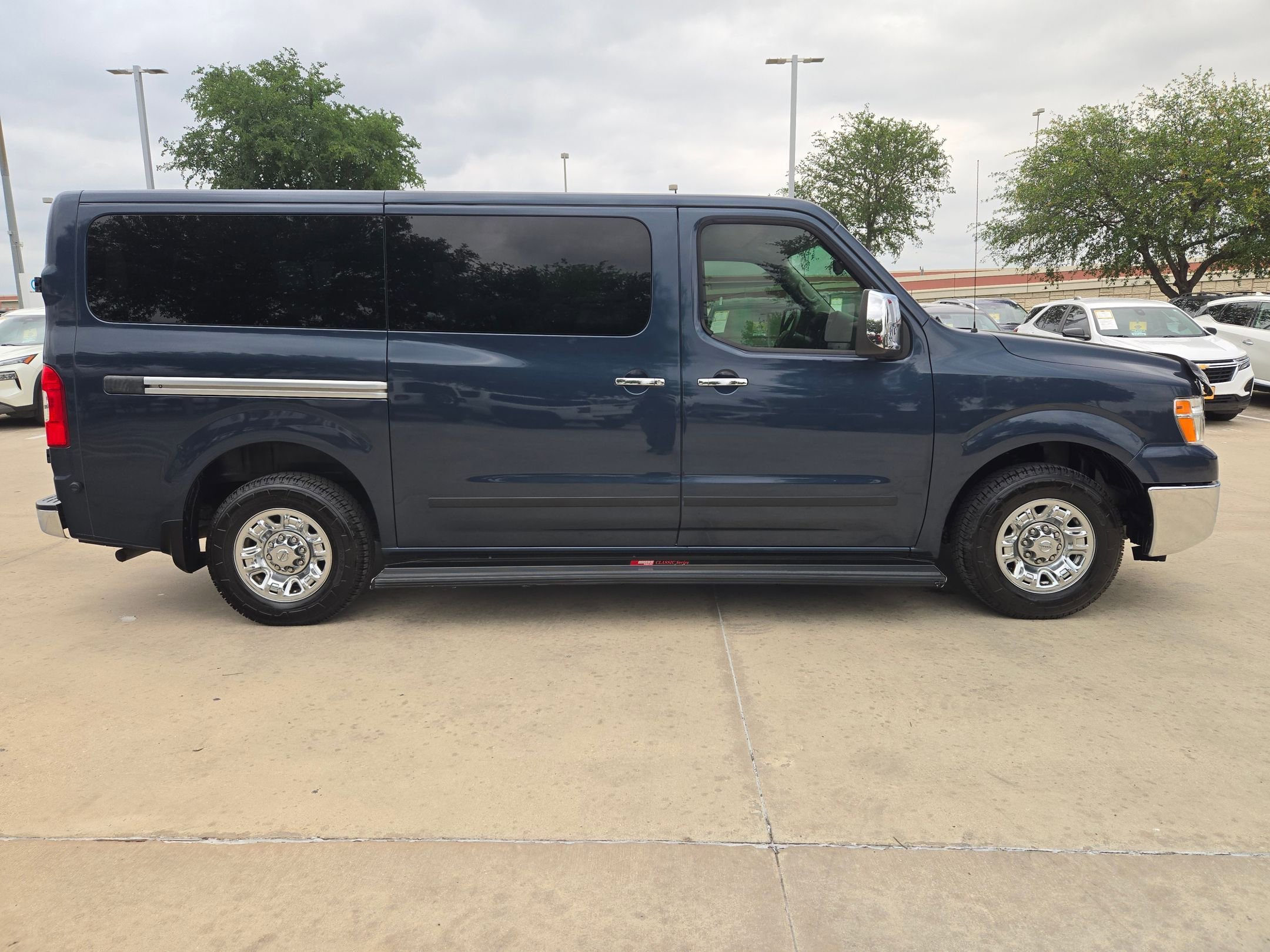 Used 2016 Nissan NV 3500 SL image 3