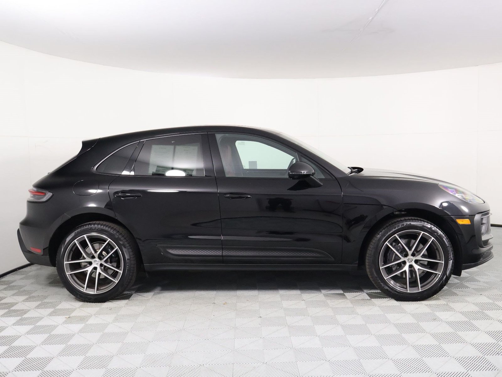 Certified 2026 Porsche Macan AWD/4WD image 8