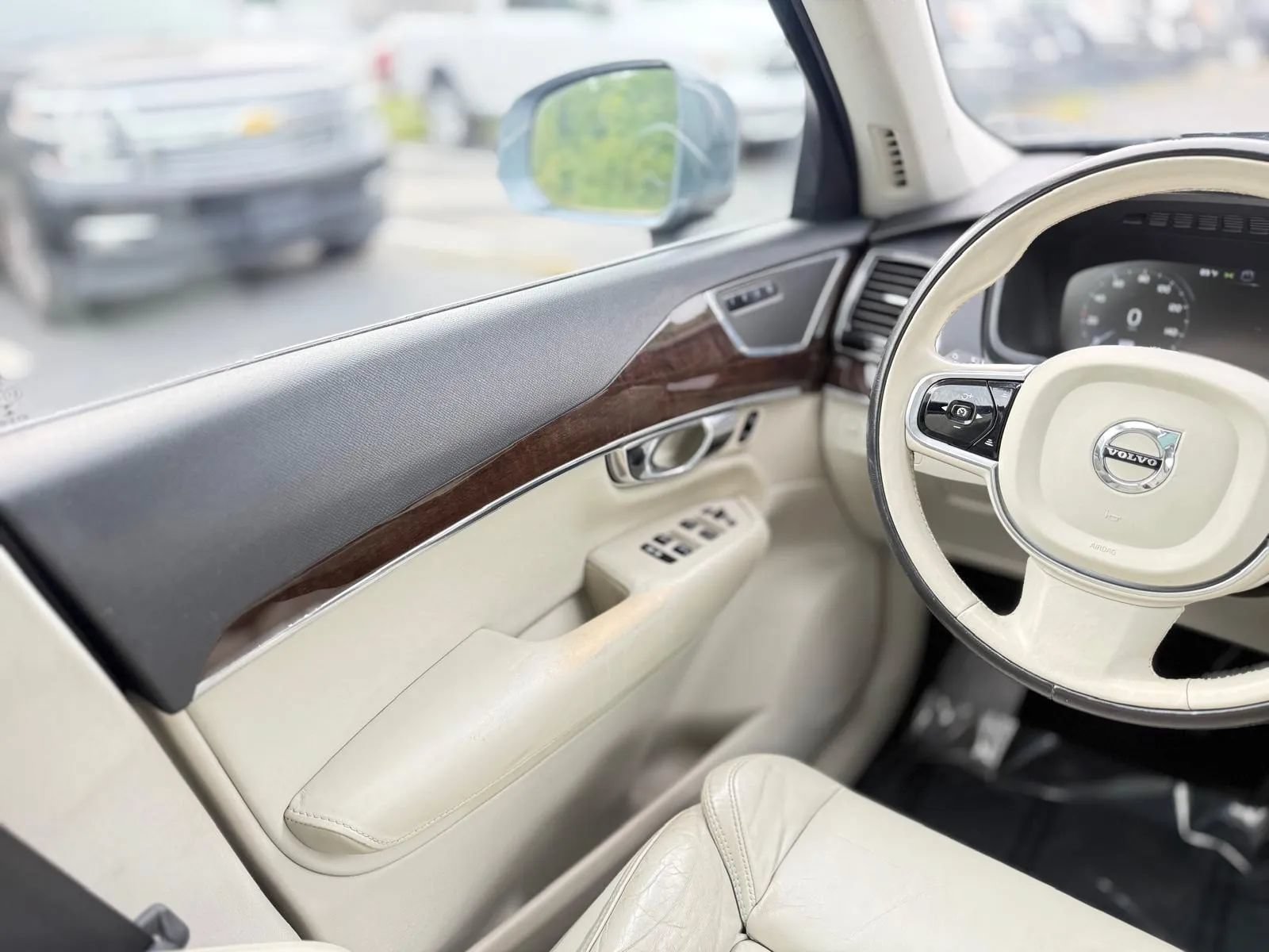 Used 2016 Volvo XC90 T6 Momentum AWD/4WD image 24