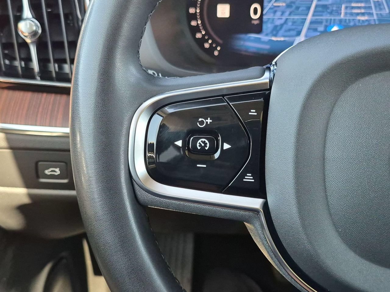Certified 2024 Volvo XC60 B5 Plus AWD/4WD image 14