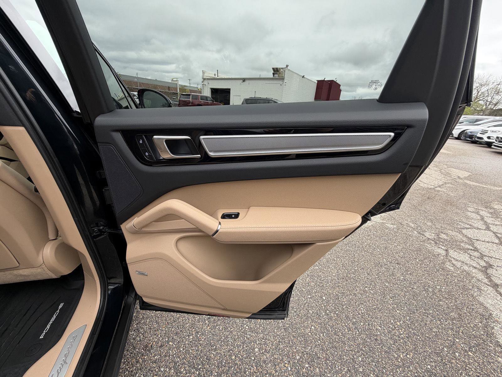 Used 2023 Porsche Cayenne S Platinum AWD/4WD image 33