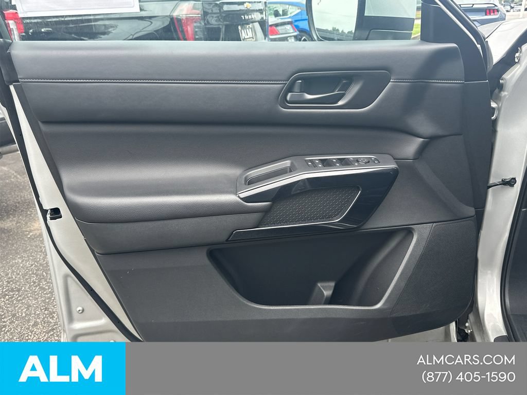 Used 2025 Nissan Pathfinder SV FWD image 13