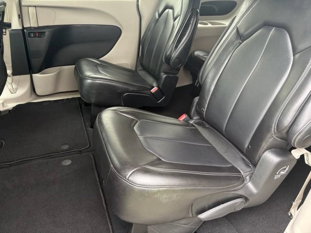 Used 2023 Chrysler Pacifica Touring-L FWD image 12