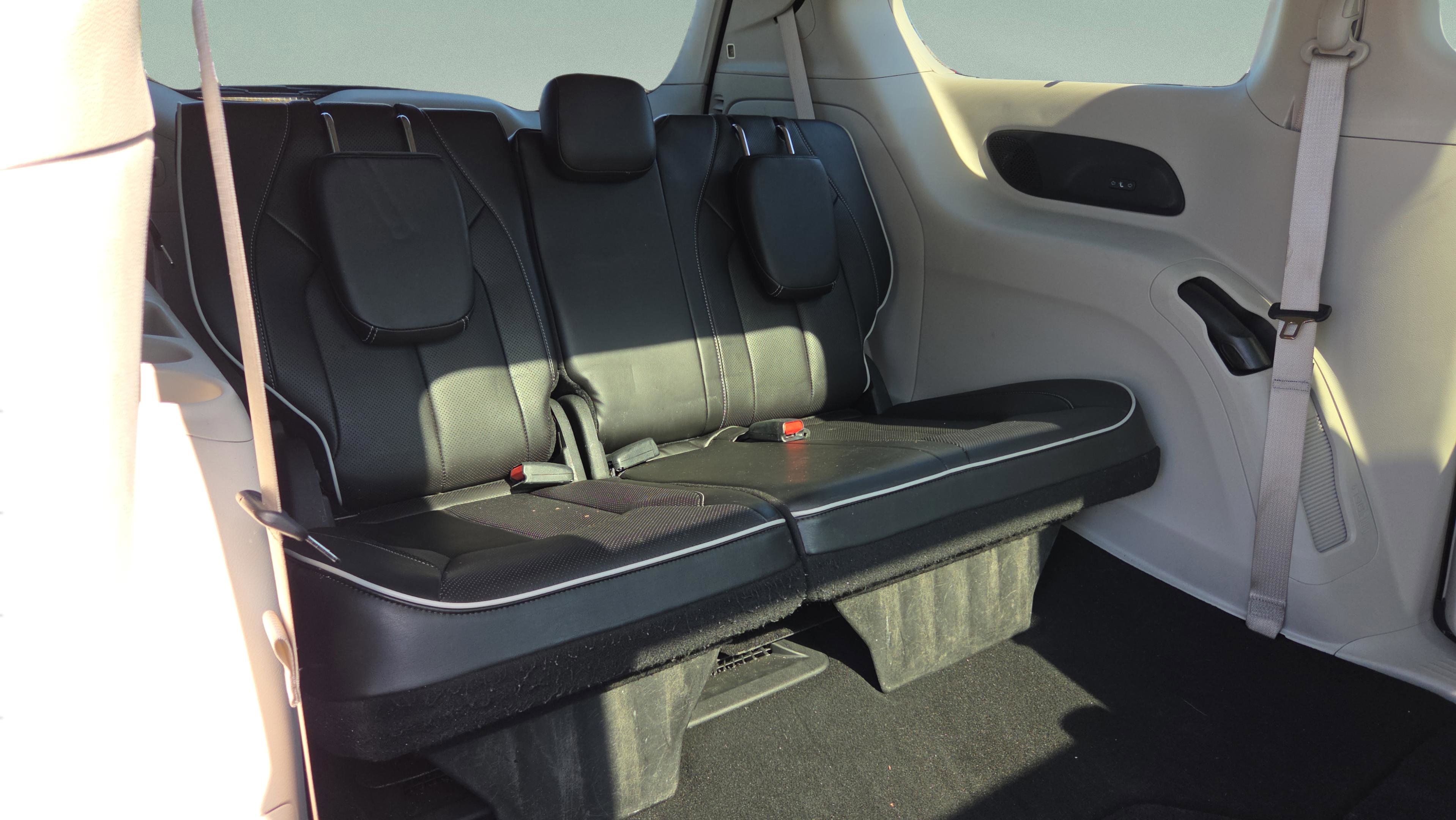 Used 2023 Chrysler Pacifica Limited w/ Uconnect Theater Family Group image 23