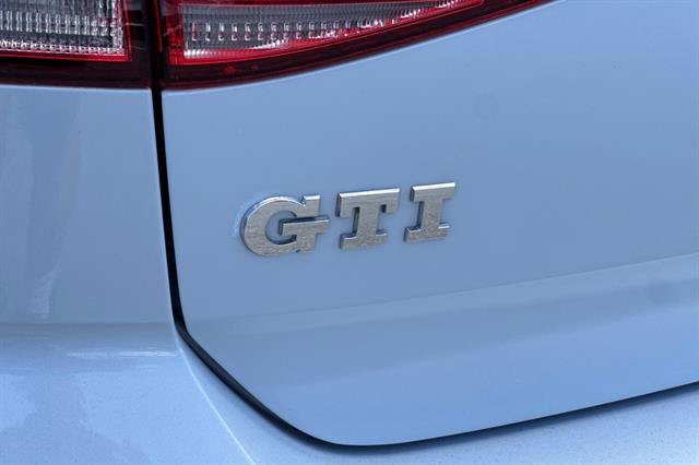 Used 2018 Volkswagen GTI SE w/ SE Leather Package FWD image 32