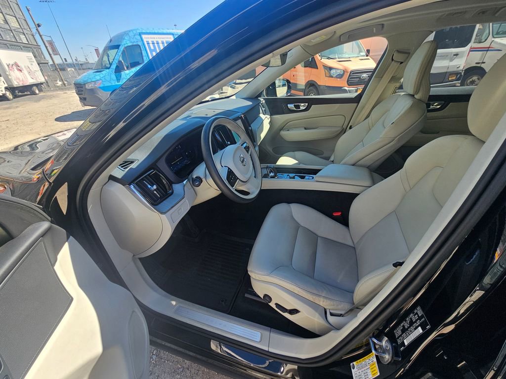 Certified 2023 Volvo XC60 B5 Plus w/ Protection Package Premier AWD/4WD image 18