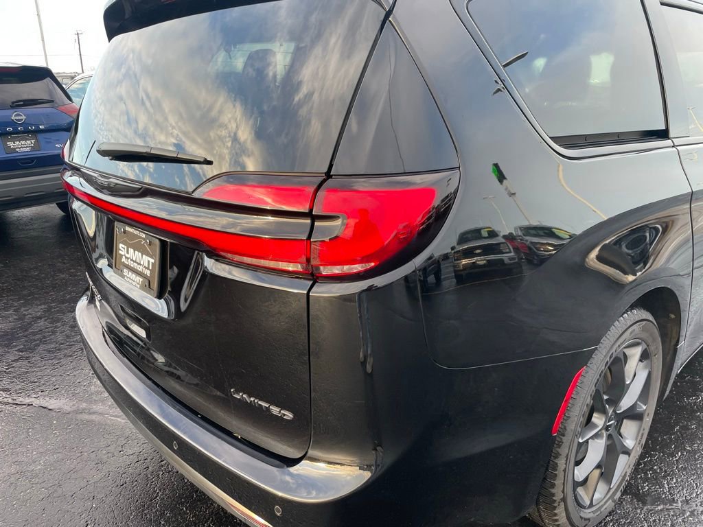 Used 2025 Chrysler Pacifica Limited image 33